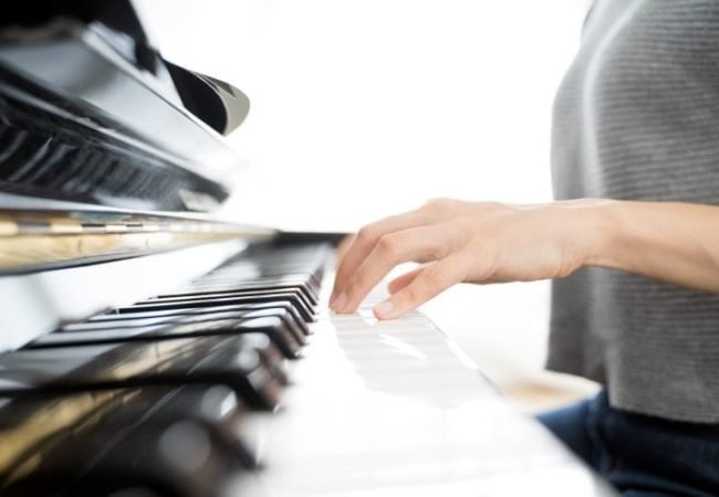 Nainen soittaa pianolla