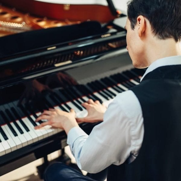 Pianolla säestäminen