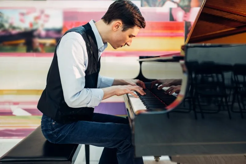 Piano on monipuolinen musiikki-instrumentti
