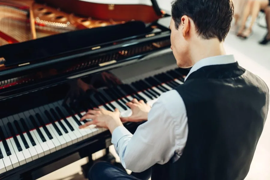 Pianolla säestäminen