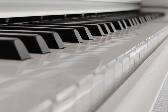 Digitaalipiano vai sähköpiano, molemmat ovat hyviä vaihtoehtoja.